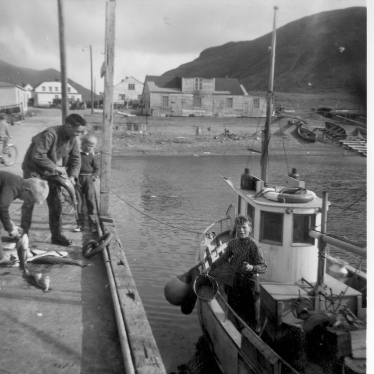 Ægir Jóhannsson, Stefán Jóhannsson og Þorsteinn Harðarson á bryggjunni, Gísli Árnason í bátnum