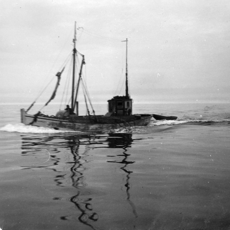 Óþekktur drekkhlaðinn bátur.