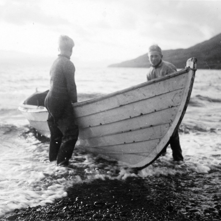 Björgvin Oddgeirsson og Magnús Jónsson brýna bátnum