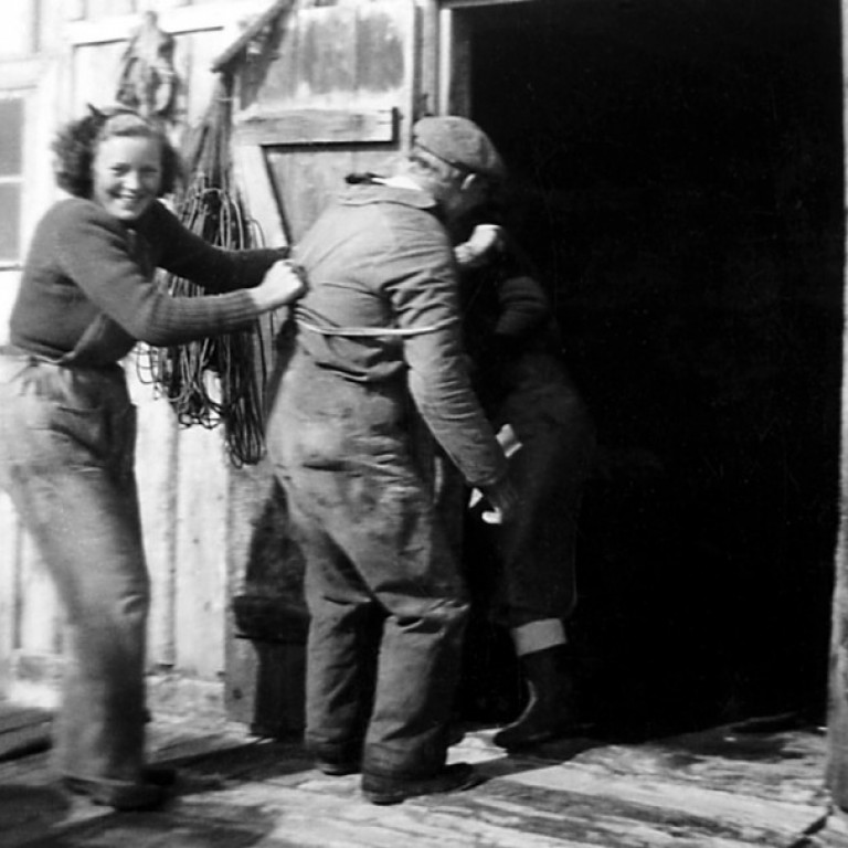 Ragna Björnsdóttir og Jónas Jónasson við beitingaskúr Ásmundar Steigrímssonar á Kljáströnd