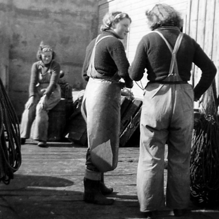 Ragna Björnsdóttir og Ósk Hallsdóttir við beitingu á Kljáströnd