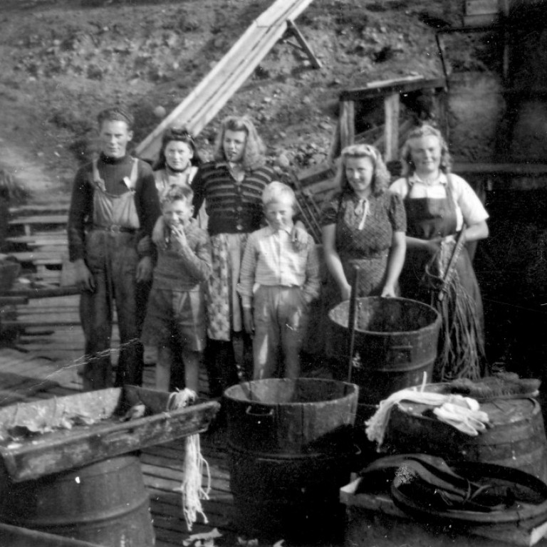 Arthúr Vilhelmsson, Guðríður Ólafsdóttir, Elín Ringsted, Hólmfríður Eysteinsdóttir, Þórgunnur Björnsdóttir. Fyrir framan: Guðmundur Þorbjarnarson og Knútur Bjarnason