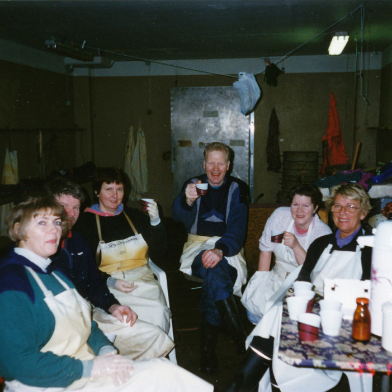 Kaffitími í beituskúrnum. Kristjana Hallgrímsdóttir, Ingibjörg Hreinsdóttir, Jón Þorsteinsson, Anna Margrét Bjarnadóttir og Sigríður Arnþórsdóttir