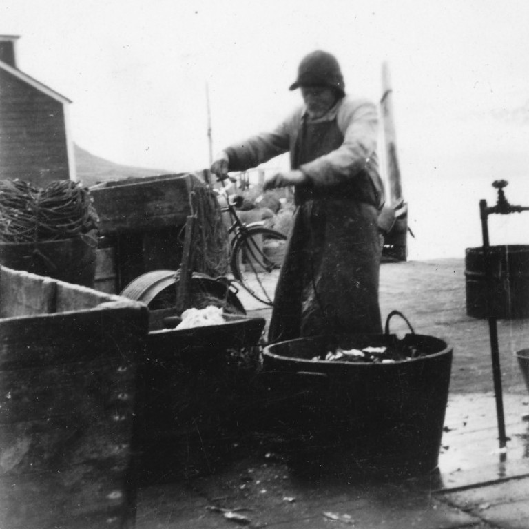 Guðni Jónsson í Gröf að beita fyrir Frosta