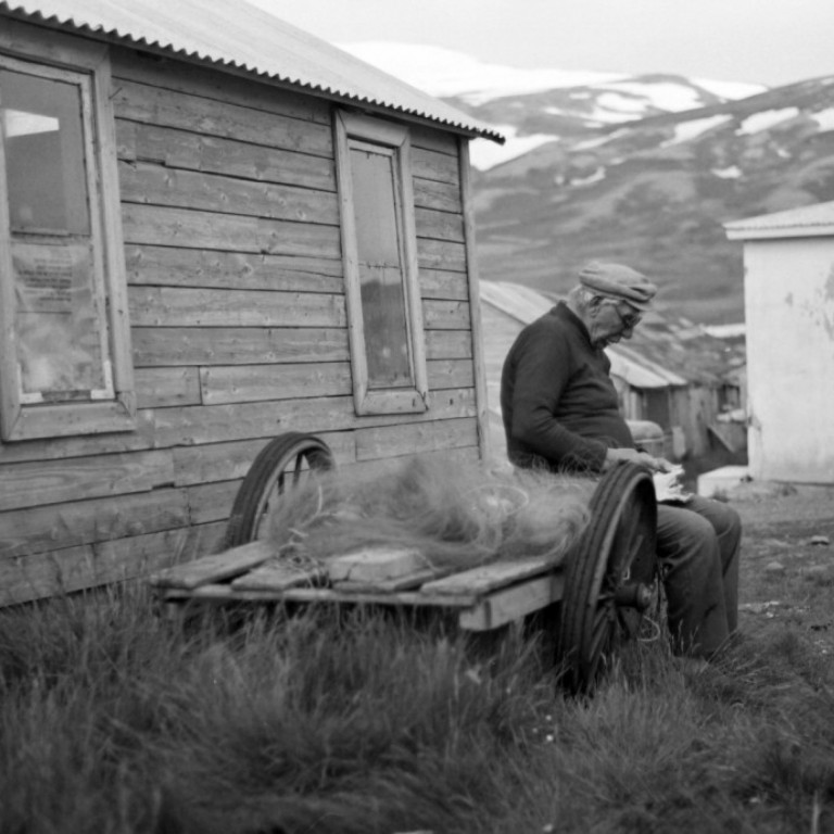 Stefán Stefánsson að ditta að netum sunnan undir vegg á Hlíðarenda