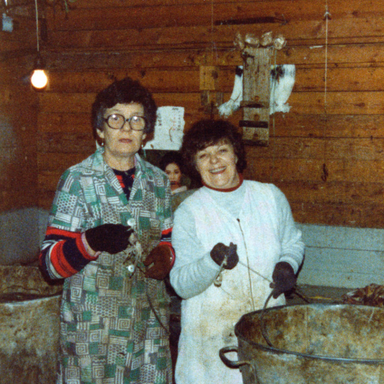 Gíslína Stefánsdóttir og Hjördís Ísaksdóttir beita