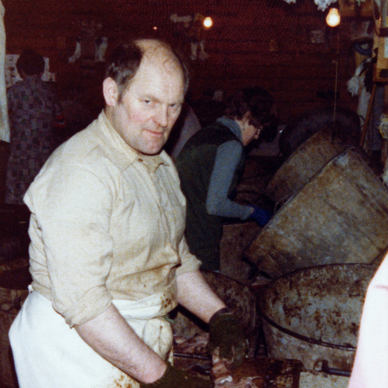 Oddgeir Ísaksson að skera beitu