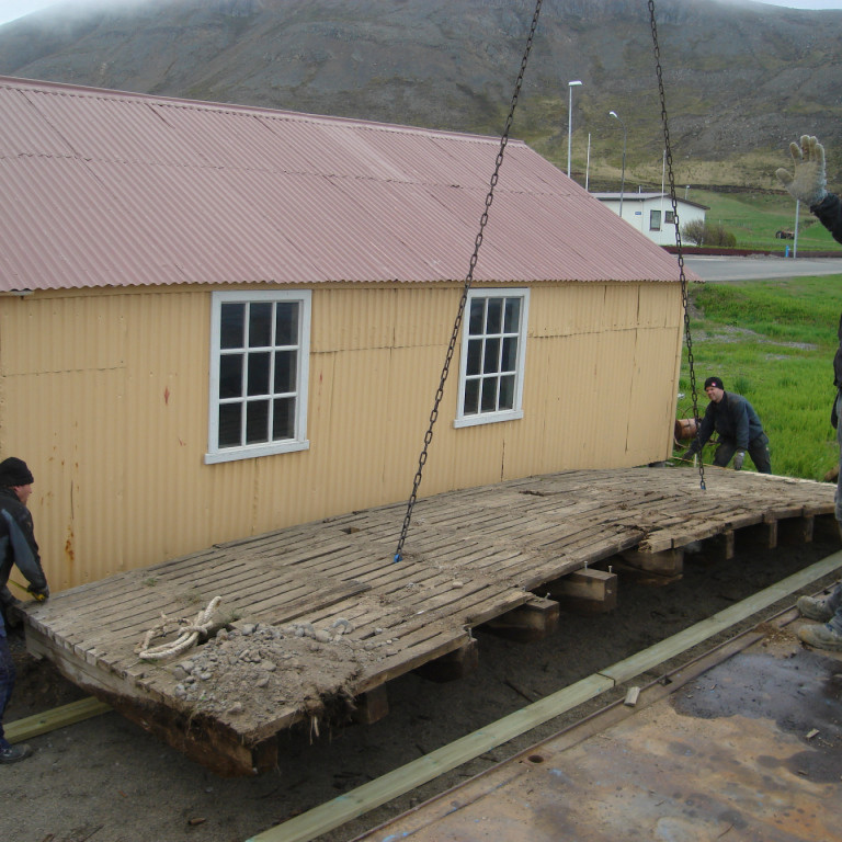 Fyrsti pallurinn settur við safnið 27. maí 2008. Fenginn úr gamalli bryggju á Akureyri.