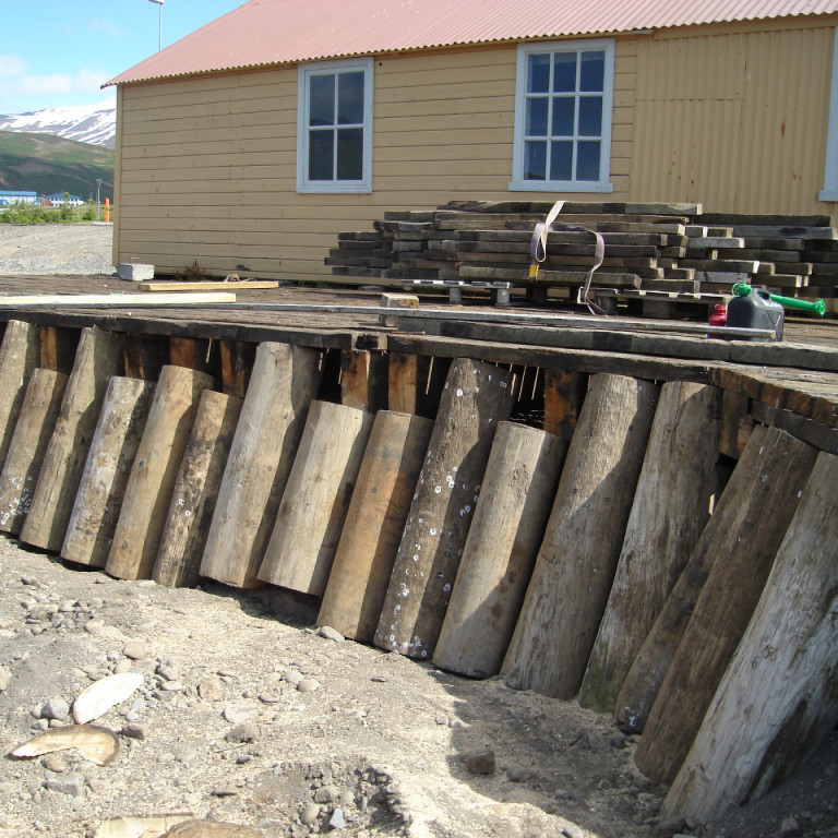 Kanturinn kominn undir pallinn.