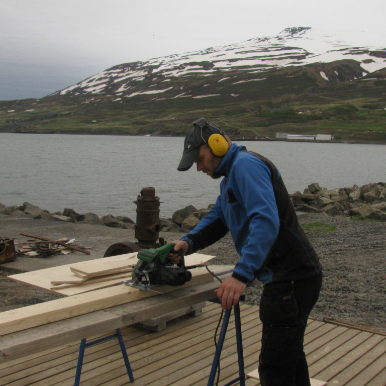 Þorsteinn Eyfjörð Friðriksson smíðar