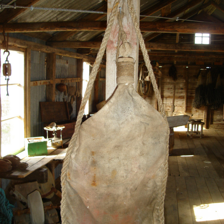 Bárufleygur úr segldúk, fylltur af lýsi til að lægja öldur