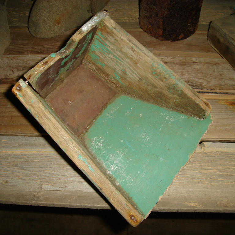 Austurstrog. Notað til að ausa sjó upp úr austrinum á árabátum