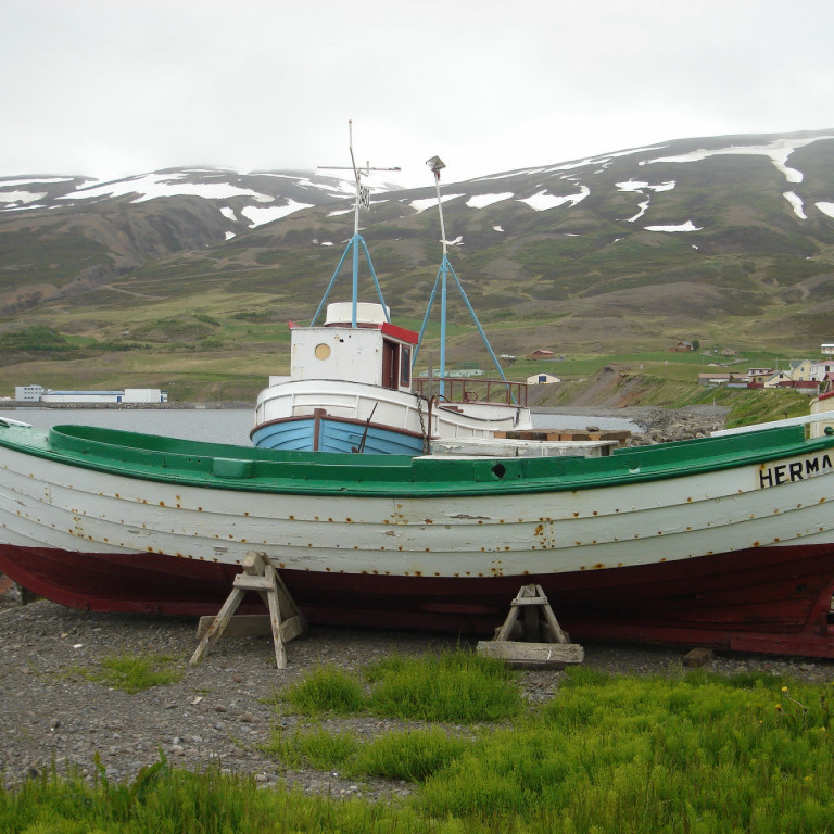 Hermann TH 34. Sigfús Þorsteinsson í Kálfsskinni smíðaði hann inni í Hlíðarenda 1921 eða 1922