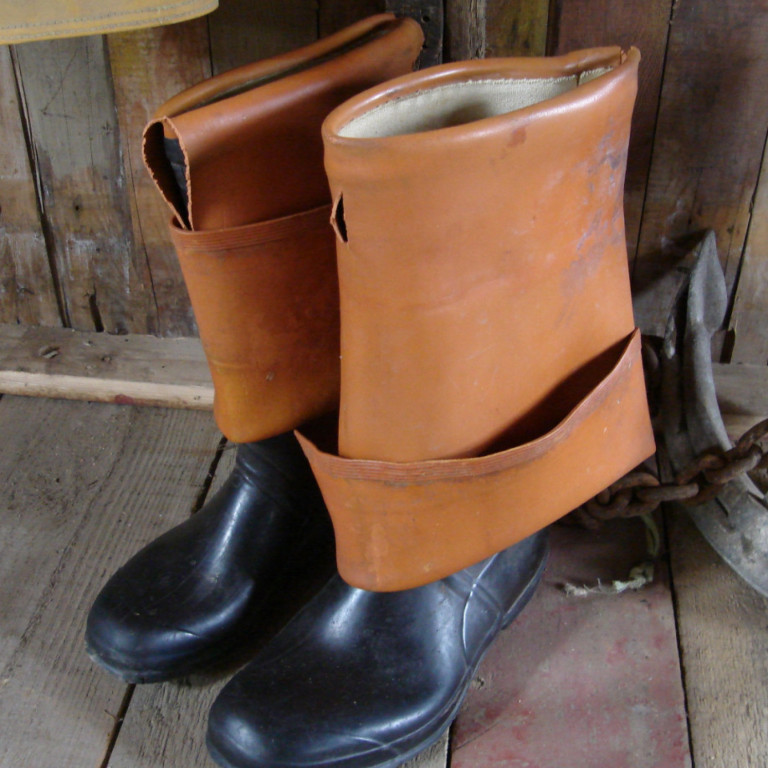 Bússur. 
Rauða gúmmíið á þessum bússum morknaði og datt af. Safnið vantar endilega heilar bússur.