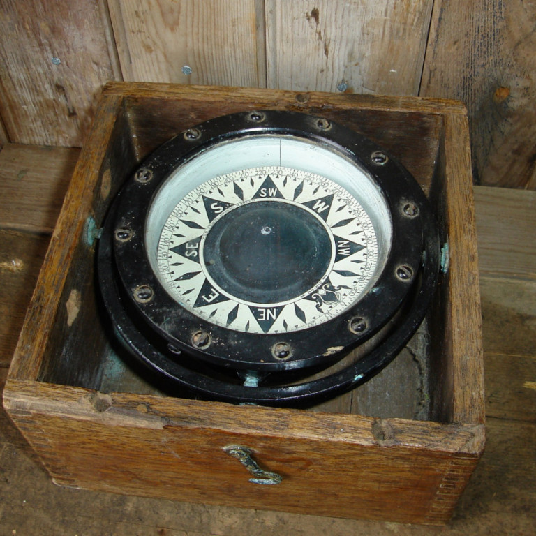 Kompás í lausum kassa sem var tekinn með í land að loknum róðri