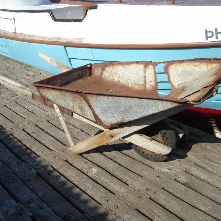 Hjólbörur, ryðgaðar eftir flutning á salti og fiski