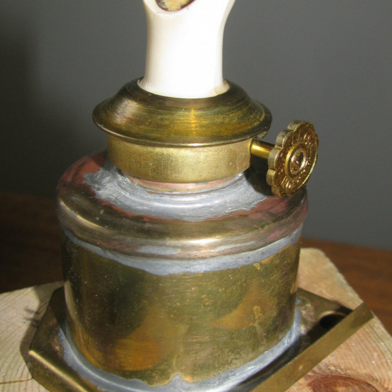 Lítill olíulampi úr sigluljóskeri. Hefur aldrei verið notaður. Var í eigu Heiðars Rafns Baldvinssonar .