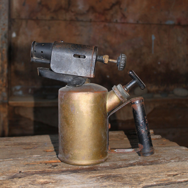 Gaslampi var notaður til að hita glóðarhausinn fyrir gangsetningu. Þessi var í eigu Hreins Böðvars Gunnarssonar