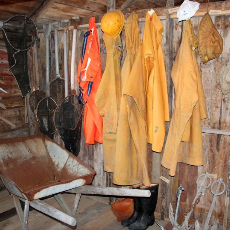 Sjóstakkur var algengasta hlífðarfat sjómanna um miðbik síðustu aldar.